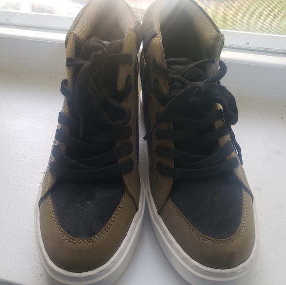 Shoe - Picture 2 of 5